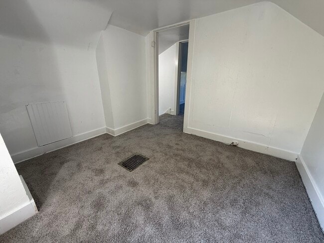 Building Photo - 5BR 1BA Home w/ Covered Patio • New Kitchen • Off-Street Parking in Akron