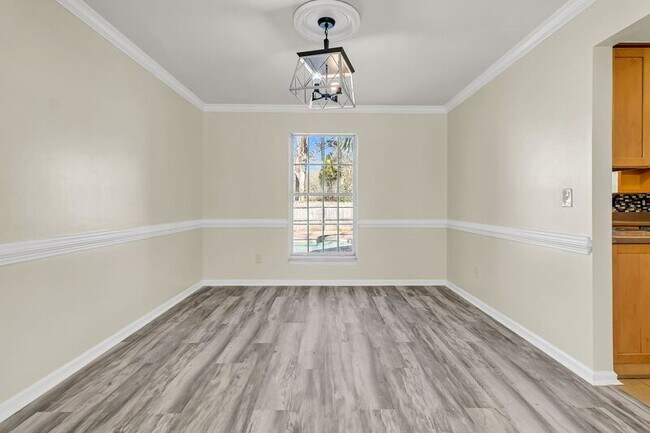 Building Photo - 121 Sully St