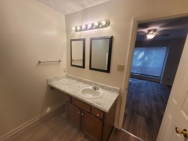 Building Photo - 2 bedroom Ground Floor!