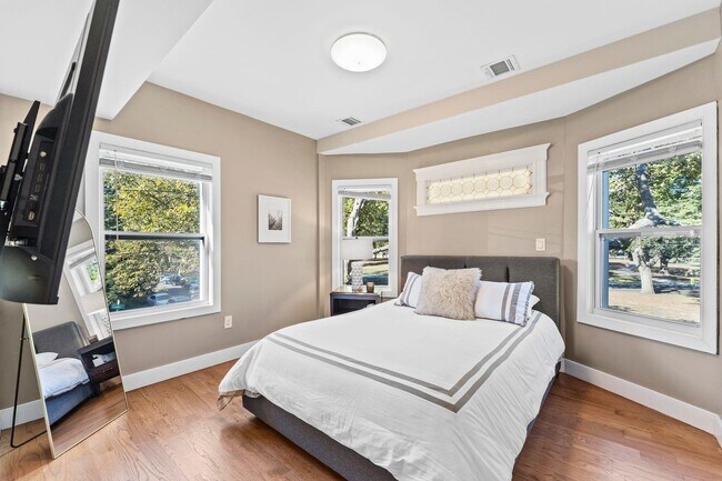 Building Photo - 76 Condict St