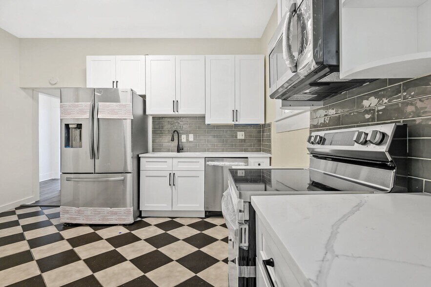 Building Photo - 610 W 35th St