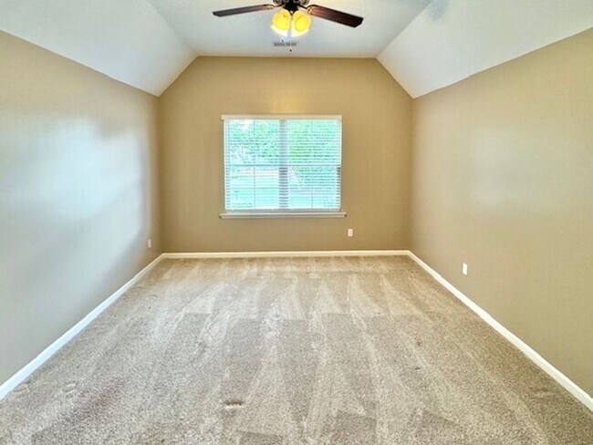 Building Photo - Stonebriar- Spacious 4 Bedroom 2.5 Bath Ho...