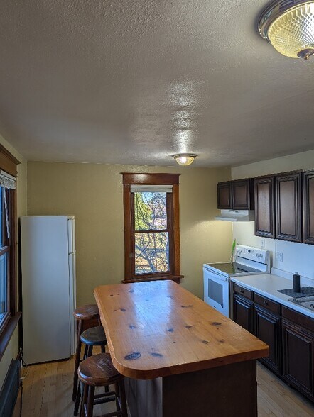 Building Photo - 1027 E Chapman St