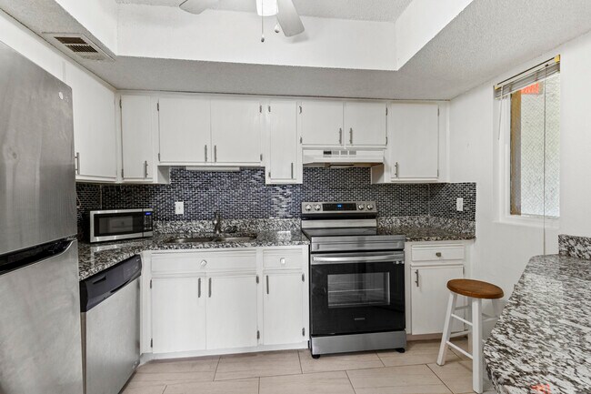 Building Photo - 1507 SE Royal Green Cir