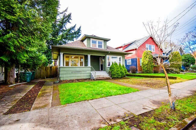 Building Photo - Spacious 4BD/2BA Two-Story Home w/ Fenced Yard & Huge Basement! Pets OK!