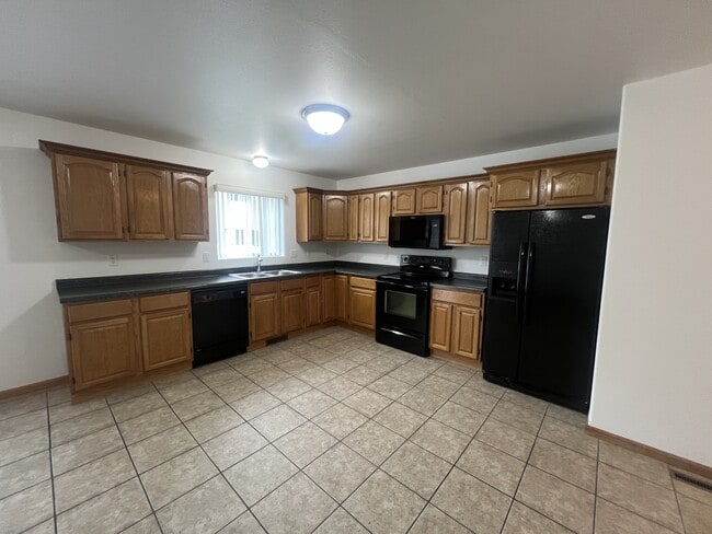 Building Photo - 4281 Estate Dr S