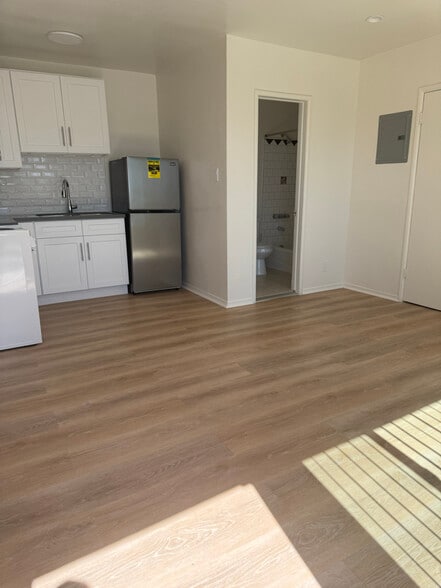 Building Photo - 6214 Holly Mont Dr