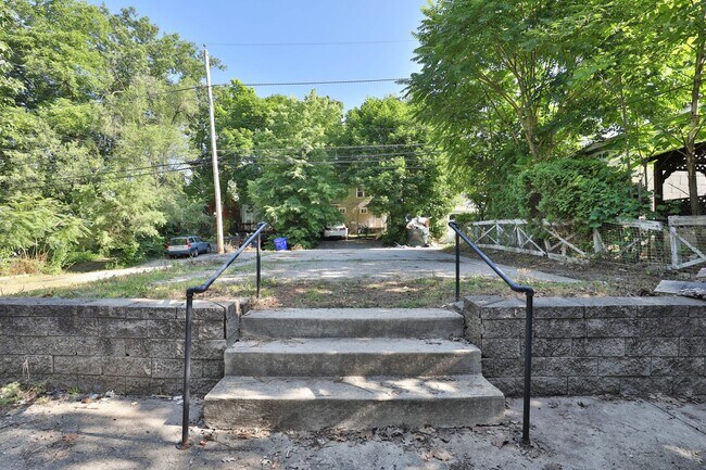 Building Photo - 4 Bedroom North Campus Newly Remodeled House with 2 Decks and Patio