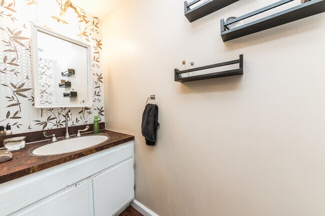 Building Photo - AVAILABLE MAY  - 2 Bedroom 1.5 bathroom Ho...