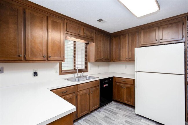 Building Photo - 179 Lakeside Dr NW