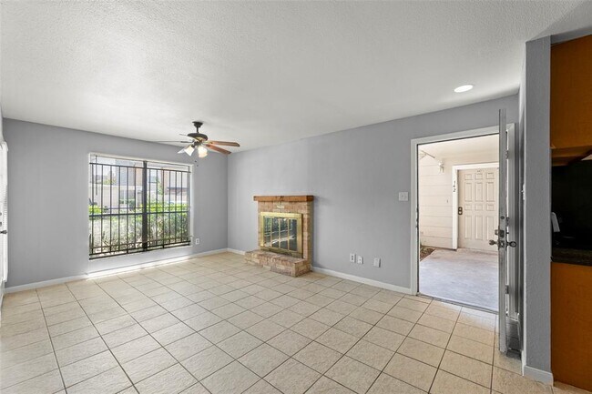 Building Photo - 2100 Wilcrest Dr