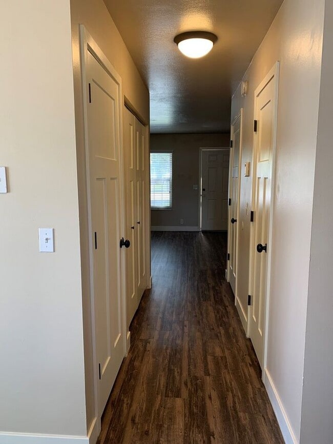 Building Photo - 2 Bed 1.5 Bath End Unit Townhome!