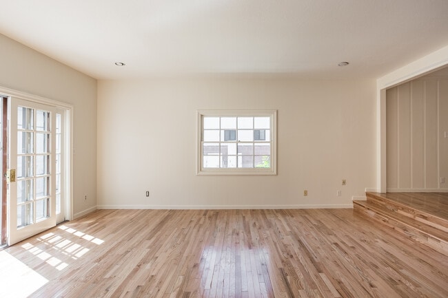 Building Photo - 4422 Farmdale Ave