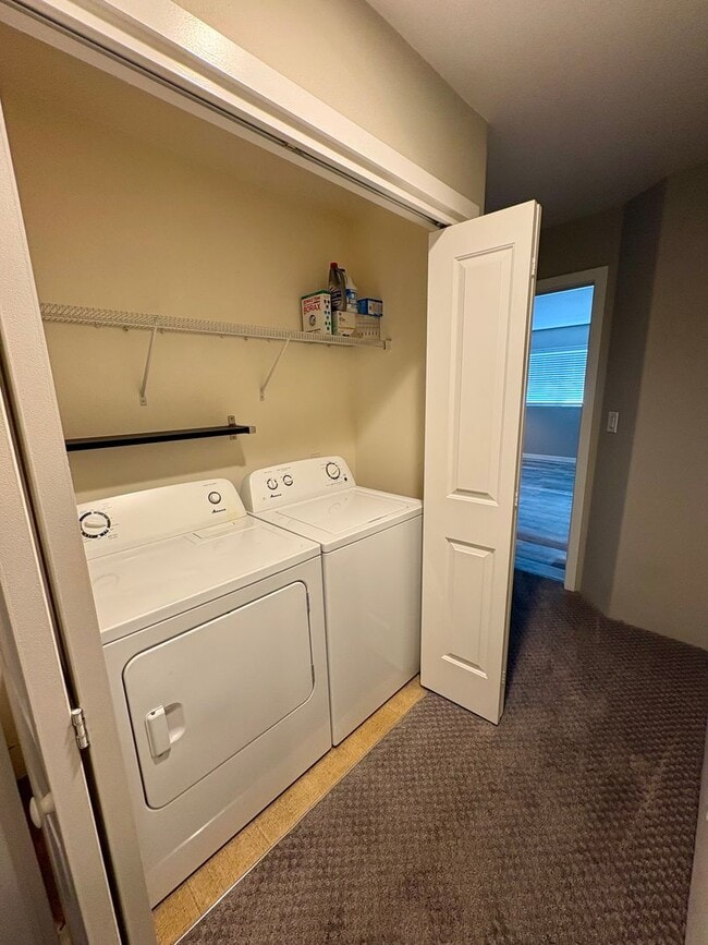 Building Photo - Central Point - Refined Townhouse with Dual Primary Suites