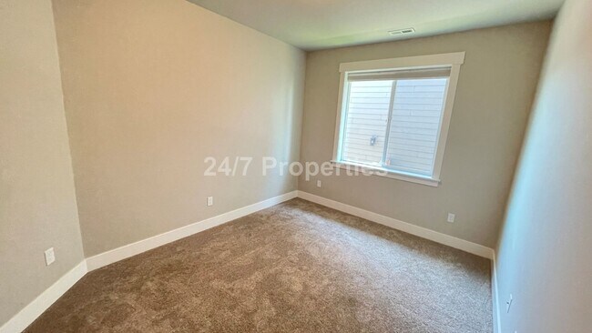Building Photo - Modern 3 BD | 2 BA Home w/ Bonus Room - Es...