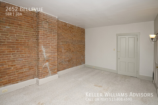 Building Photo - 2652 Bellevue-