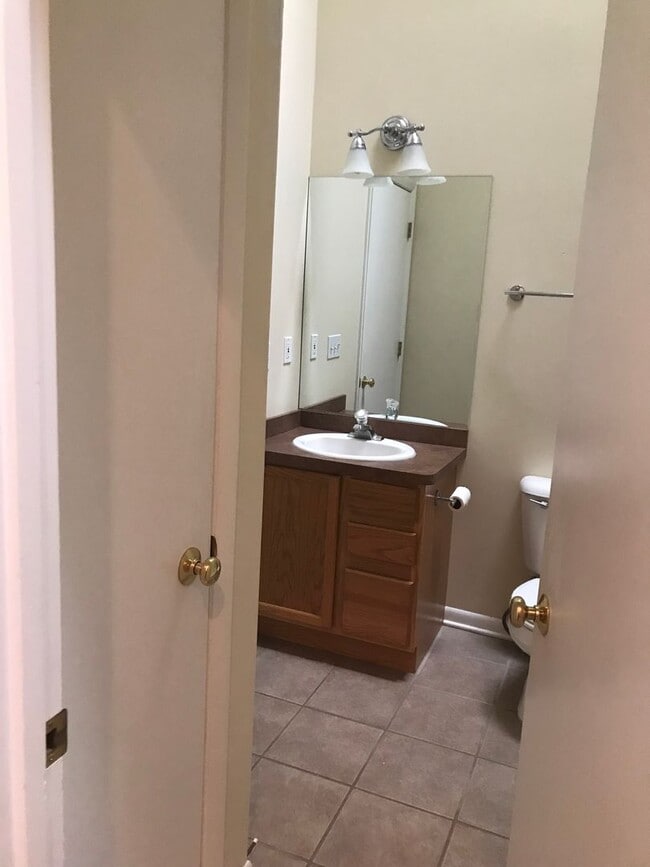 Building Photo - Modern Townhouse for rent (2bdrm; garage; yard)