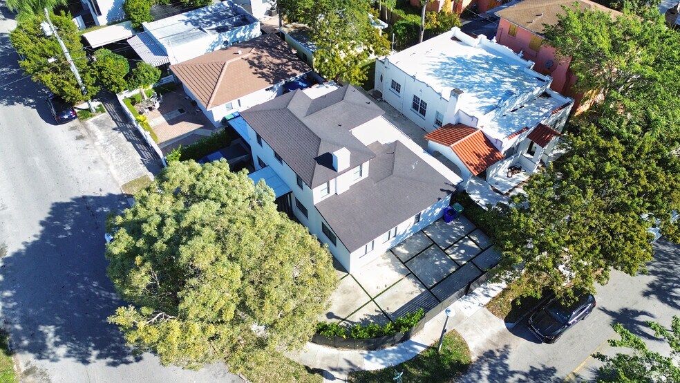 Building Photo - 927 SW 18th Ave