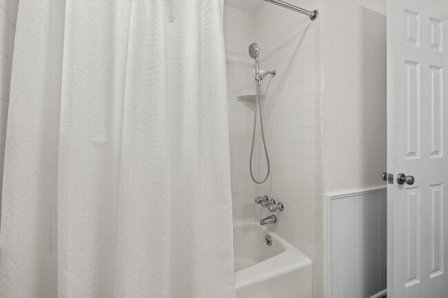 Building Photo - Updated Edmond 3BR Home – Walk to Orvis Risner Elementary – Easy OKC Commute