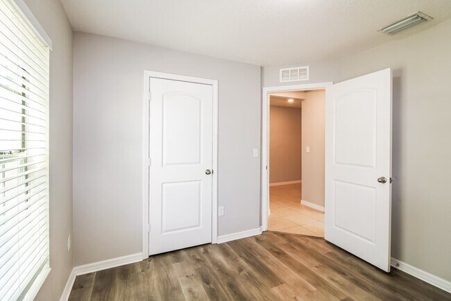 Building Photo - 6519 Redbay Dr