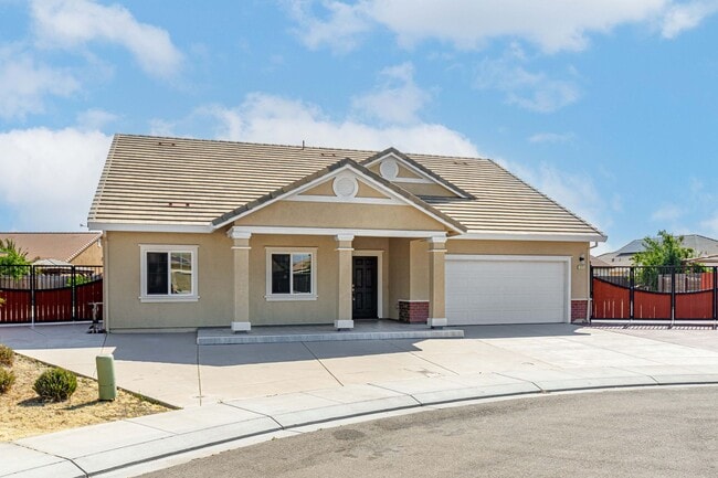 Building Photo - 4 bedroom home for RENT in Manteca with RV...