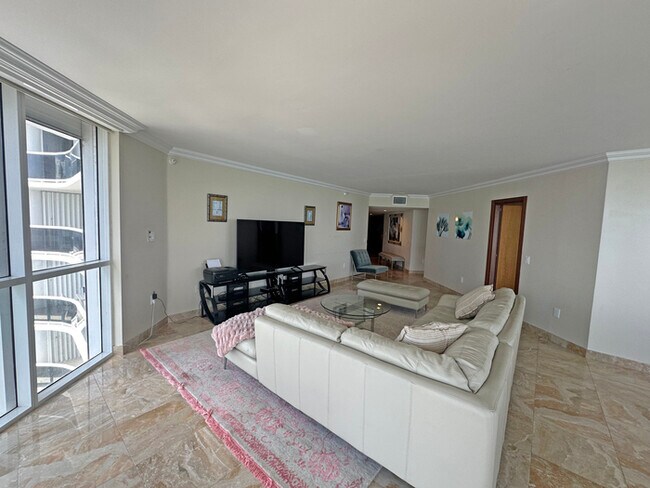 Building Photo - Stunning furnished 3-bedroom, 3-bathroom c...