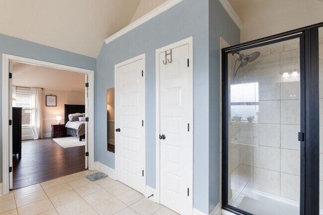 Building Photo - 646 Village Market Dr