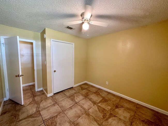 Building Photo - 2 Bedroom 1 Bath Available with Water, Tra...