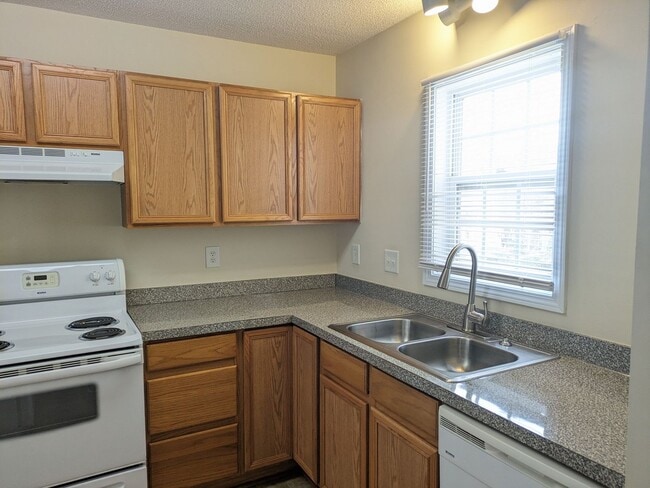 Building Photo - Large 3 Bedroom Townhome in Mooresville