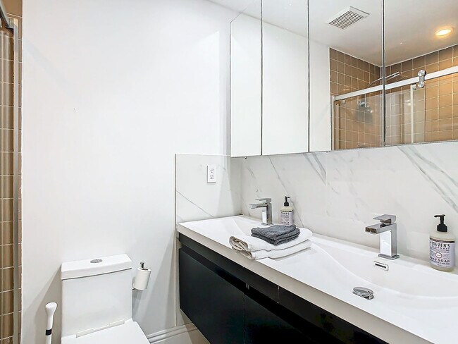 Building Photo - 5700 Saddlebrook Way