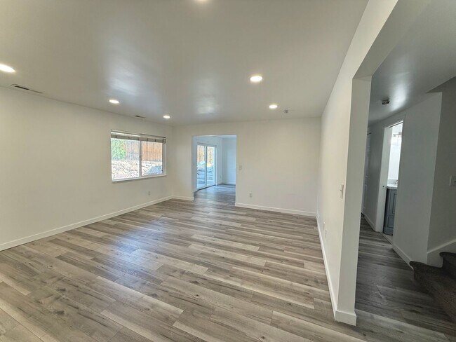 Building Photo - 3 Bedroom Home in Holladay Available August 1st