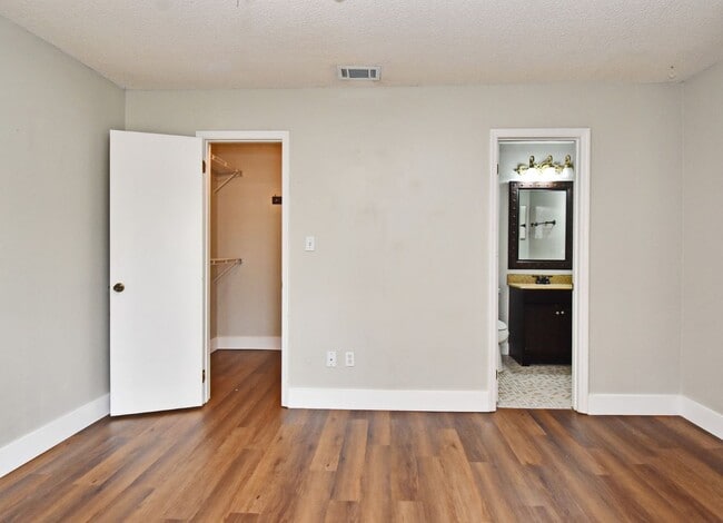 Building Photo - Well maintained 2 bedroom property with lo...