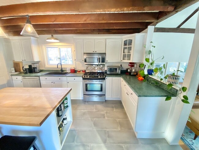 Building Photo - 3 Bedroom House Colchester Available 8/15