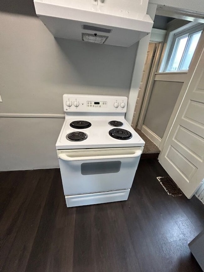 Building Photo - 3 Bed - 1 Bath Single Family Home in Elyria