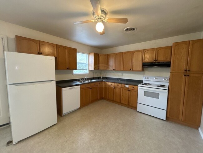 Building Photo - 2134 Circle Dr