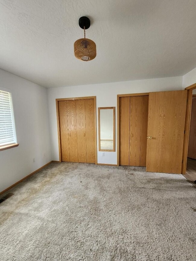 Building Photo - 2-bedroom 2-bath duplex