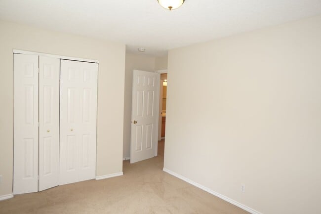 Building Photo - SE Jewel! Spacious living!