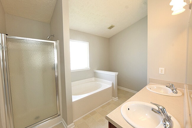 Building Photo - 4 Bedroom Home w/ Large Backyard Near RTP & Brier Creek