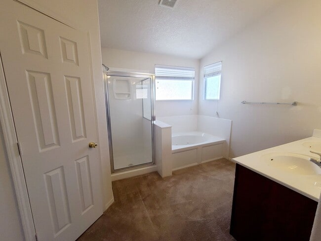 Building Photo - 3 bed 2 bath home in Huning Ranch.  MOVE I...