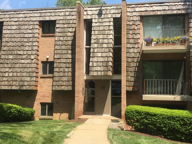 Building Photo - 1015 Forest Green Dr