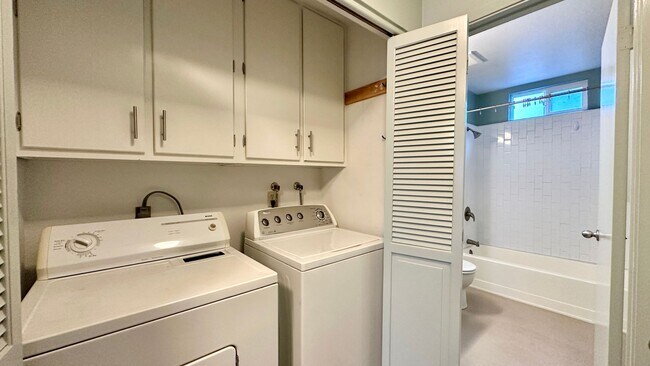Building Photo - Incredibly Peaceful Apartment in an Urban Oasis in Emeryville!