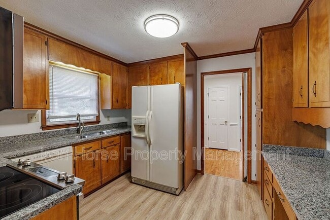 Building Photo - 1060 Windbrooke Ct