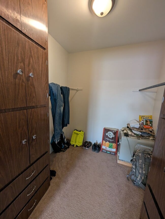 Building Photo - Huge Orchards House - Beautiful Updates