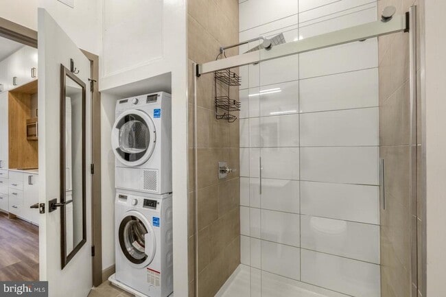 Building Photo - 1935 E Hazzard St