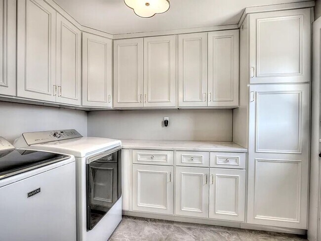 Building Photo - 3 Bedrooms, 2 Bathrooms - Home close to Downtown Rome!