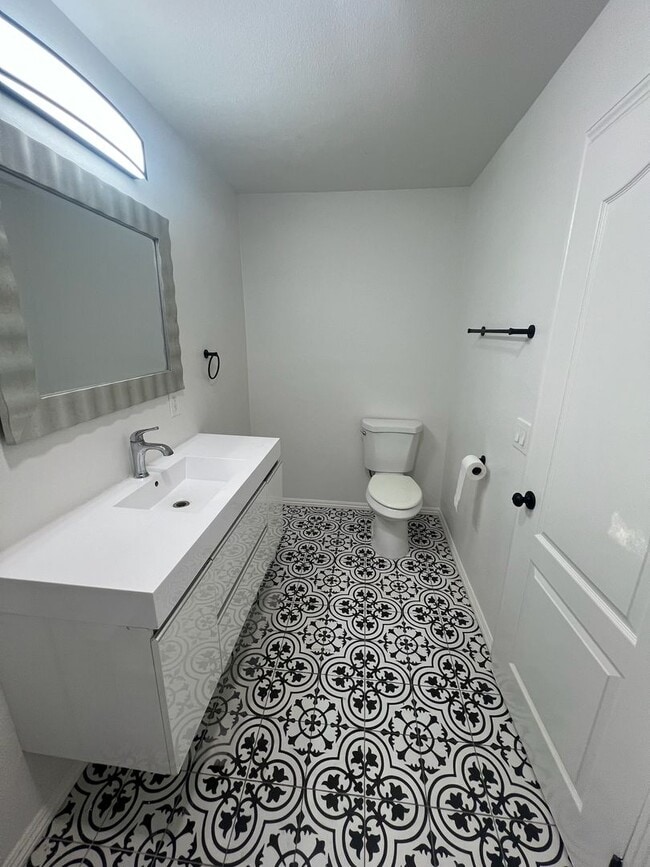 Building Photo - Spacious 4 bedroom, 2 bath single family home