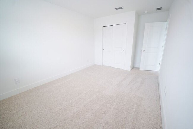 Building Photo - 128 Kingswood Cir