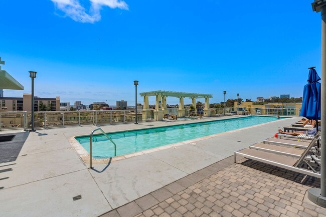 Building Photo - Super Spacious Cortez Hill 2-Bedroom at Discovery! Small Pet Ok!