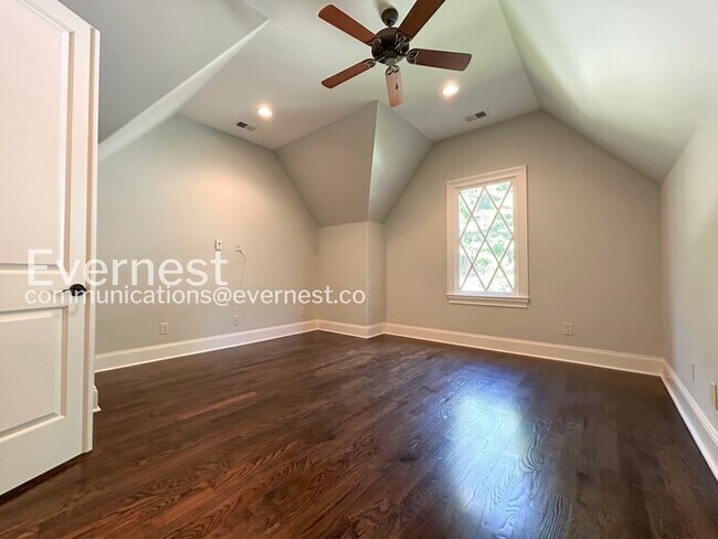 Building Photo - Spacious 7 Bed/8 Bath Home with Garage / Pet-Friendly / Available Now!