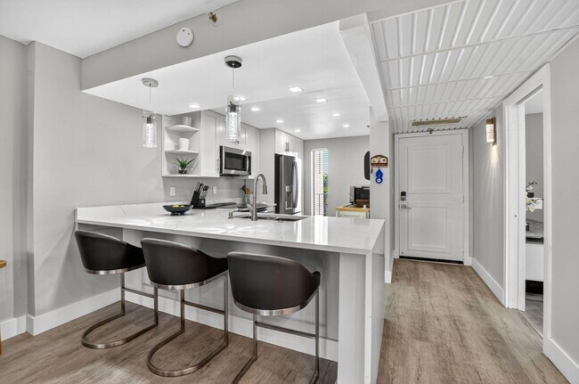 Building Photo - 20 Royal Palm Way